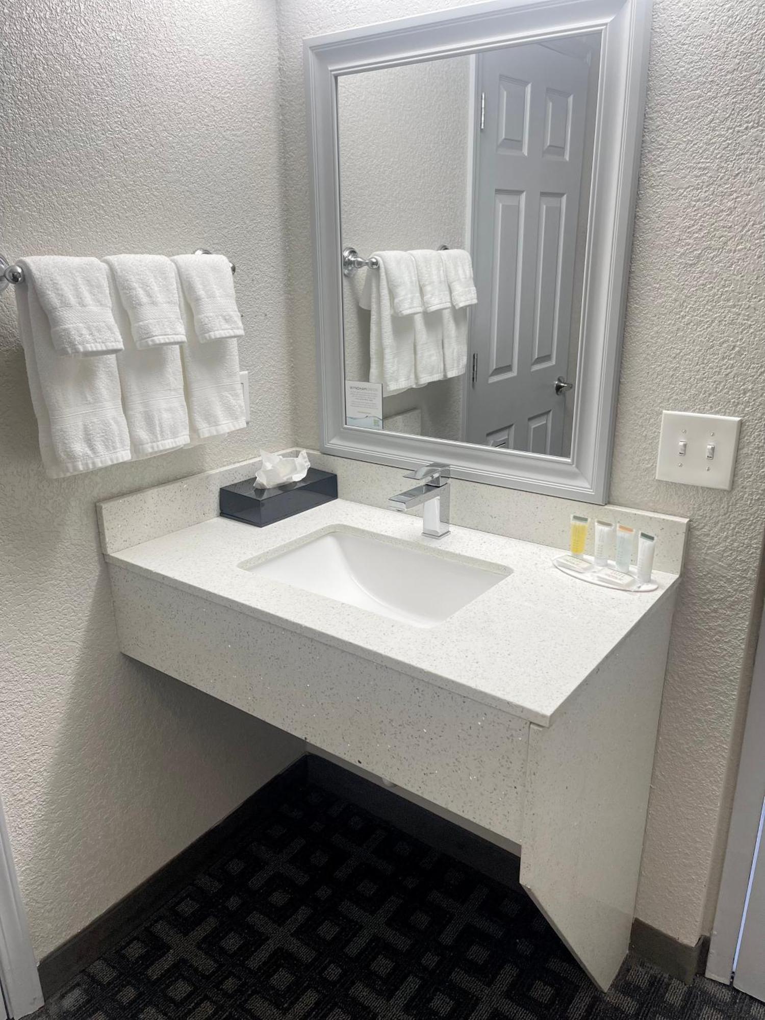 Days Inn & Suites By Wyndham Spokane Kültér fotó